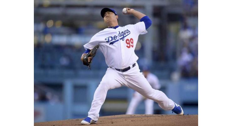Ryu powers Dodgers past Braves to win NL series opener
