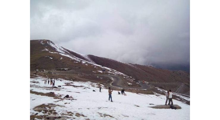 Babusar Top, Naran receive first snowfall of the season
