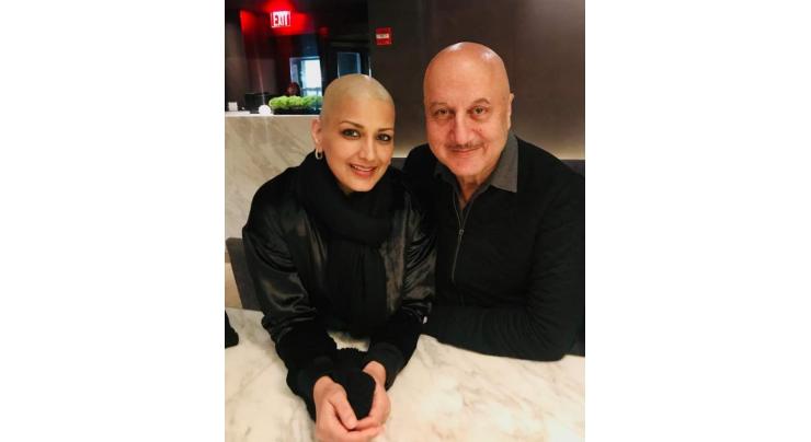 Sonali Bendre twins with Anupam Kher in latest picture