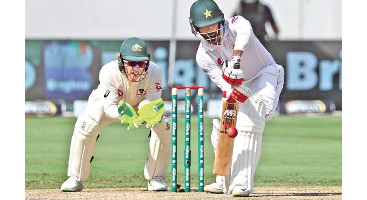 Pakistan 144-2 at close, lead by 281
