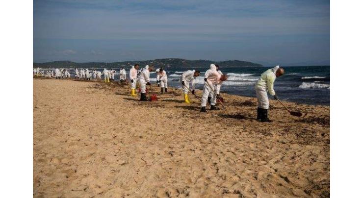 Saint-Tropez cleans up after Mediterranean oil spill
