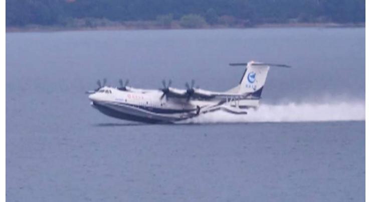 China-made large amphibious aircraft completes first water takeoff
