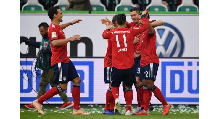 Ten-man Bayern end winless streak as Alcacer keeps Dortmund top
