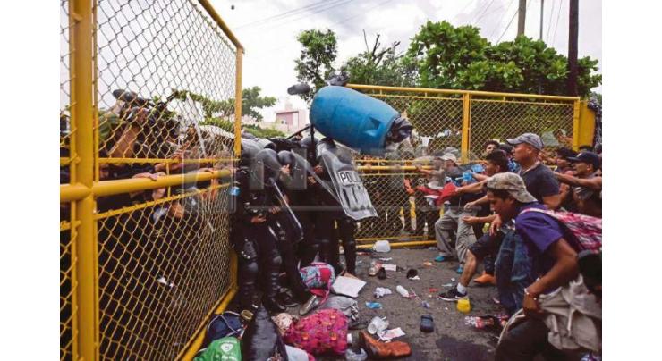 1,000 Honduran migrants break Guatemala police cordon
