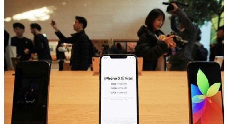 Hundreds line up for release of iPhone XS in S. Korea
