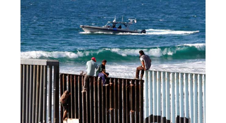 C.American caravan gains speed, first migrants cross border
