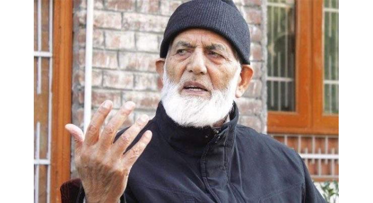 Syed Ali Gilani visits aggrieved daughter in Sopore
