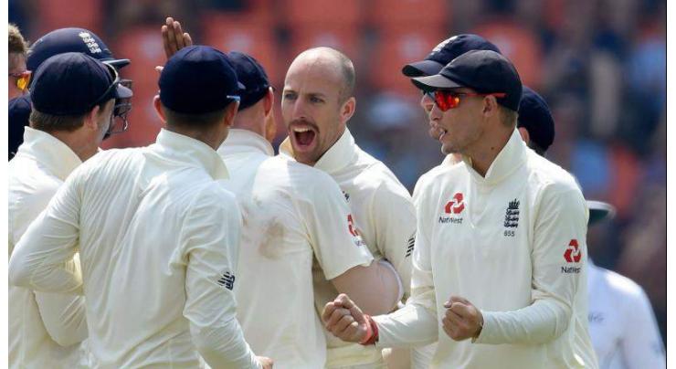 England sniff victory after Mathews wicket in second Test

