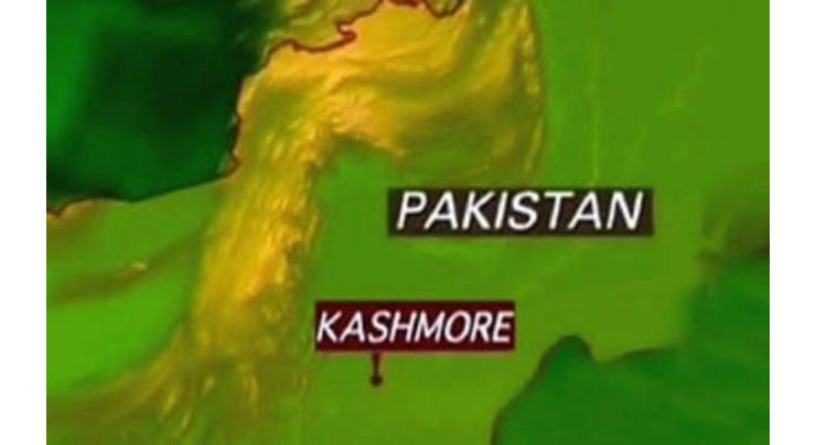 Six persons including two women injured in a clash between two groups in Kashmore

