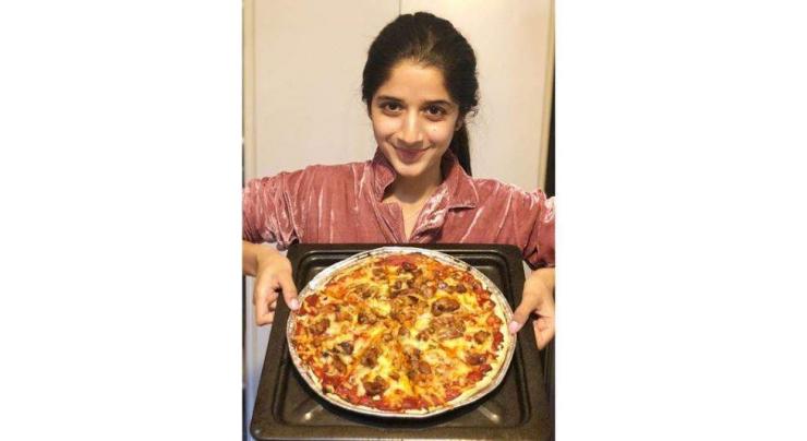 One girl many talents – Mawra Hocane makes a scrumptious pizza