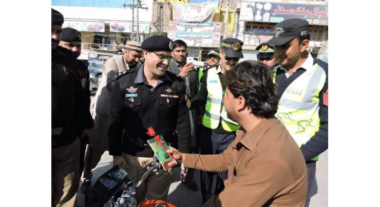 KP Police win over hearts by distributing flowers, religious books on Eid Milad-un-Nabi