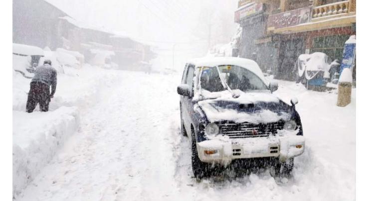 Intermittent rain coupled with snowfall increases hardships of GB people
