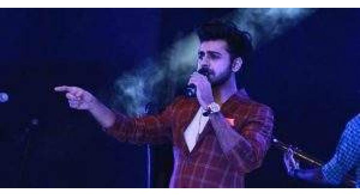 Farhan Saeed pays tribute to Junaid Jamshed in live concert