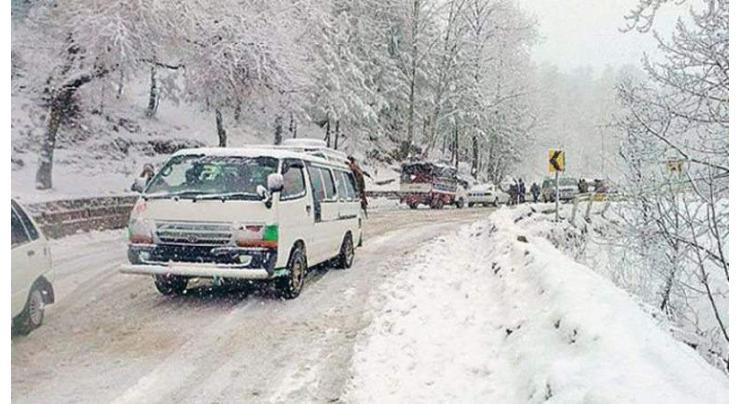 Tourists throng to Malka-e-Kohsar, Murree to enjoy first snowfall
