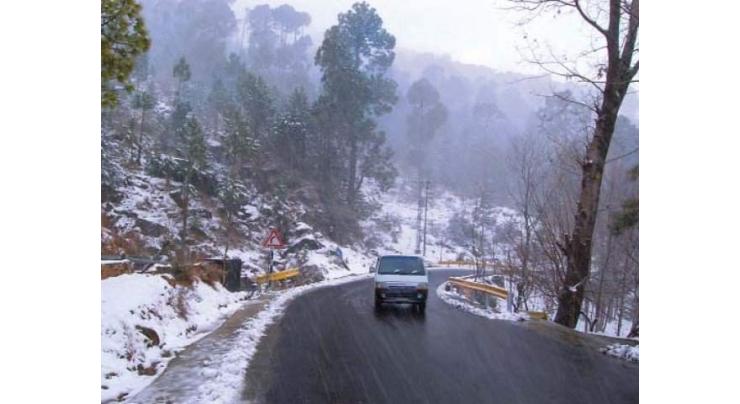 First snowfall in Murree attracts tourists

