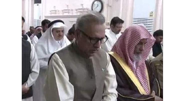 President visits Roza e Rasool (SAWW), offers Zuhr prayer at Masjid-e-Nabvi
