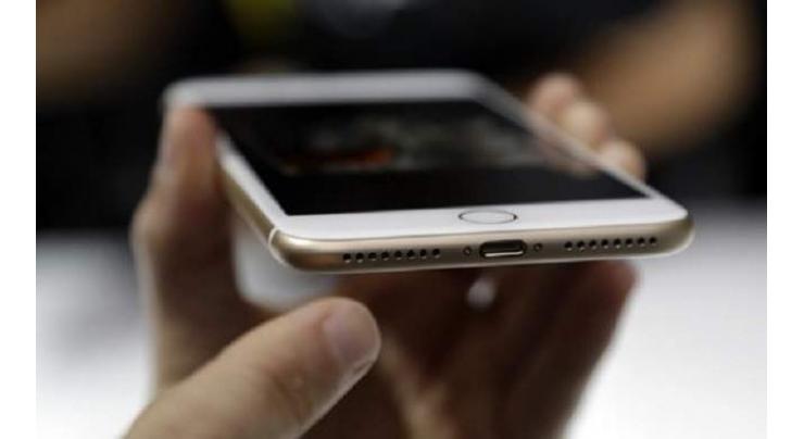 Apple phones still sold in China despite ban
