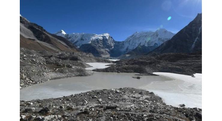 Fighting climate change in the shadow of Mount Everest
