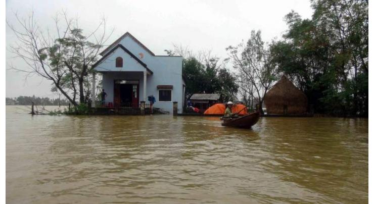 Floods kill 13 in central Vietnam
