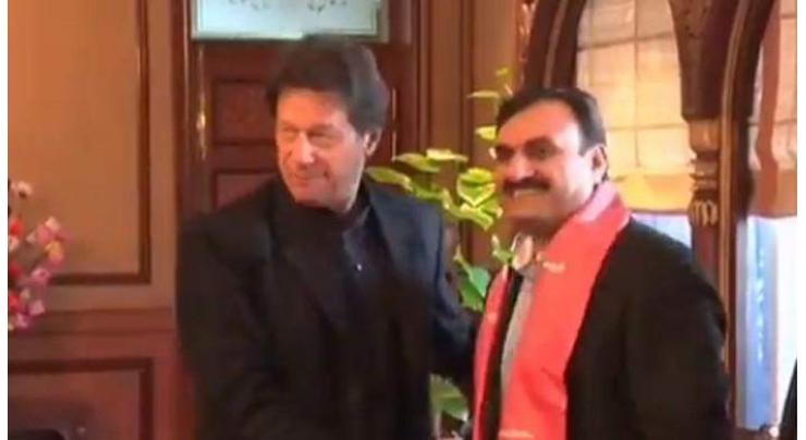 Former PPP leader Shaukat Basra joins PTI; meets Prime Minister Imran Khan 