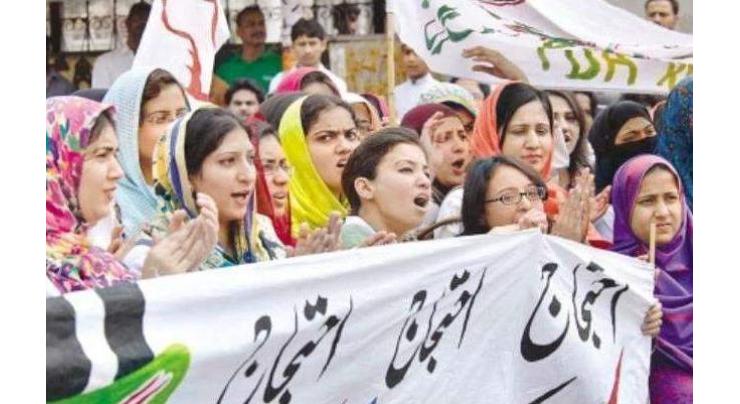 Female teachers conduct classes on road in protest for salaries in Multan
