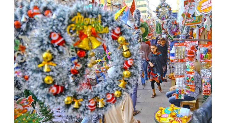 Christmas festivity boosts winter tourism
