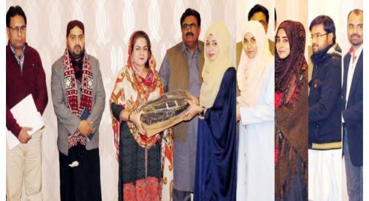 Vice Chancellor of Shah Abdul Latif Unviersity distributes 900 laptops among students
