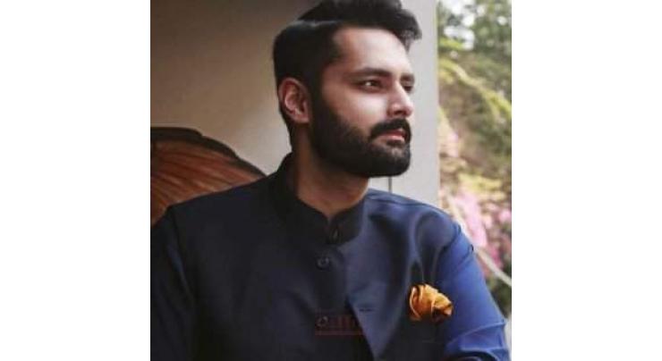Watch rare footage of Jibran Nasir dancing on Fizza Saleem's Mehndi