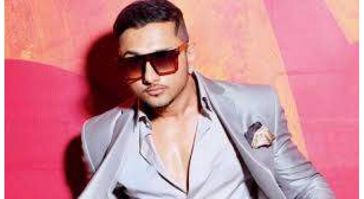 Yo Yo Honey Singh wishes Mehwish Hayat on birthday