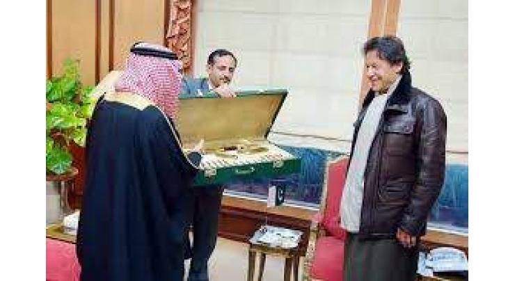 Governor Tabuk gifts Kalashnikov to PM Imran Khan