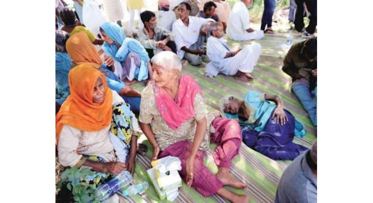 Elderly people spend fun time at 'Aafiyat Centre' or Old Age Home in Multan 
