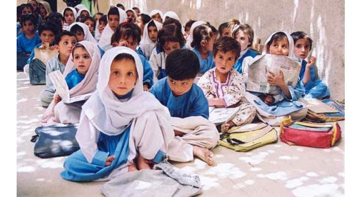 Secretary Mines distributes uniforms' schools, blankets among 160 miners' children in Sorang
