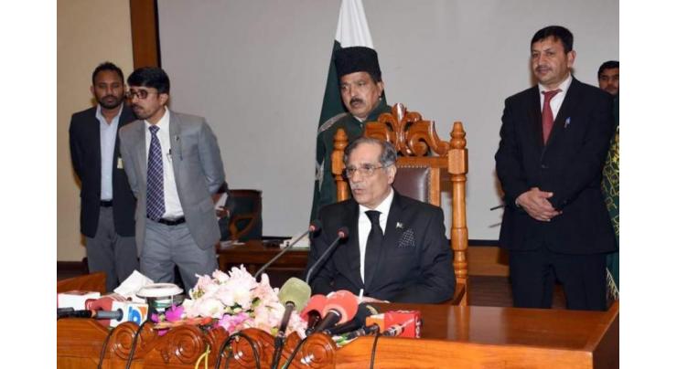 Chief Justice Mian Saqib Nisar distributes Supreme Court enrollment certificates among 50 advocates
