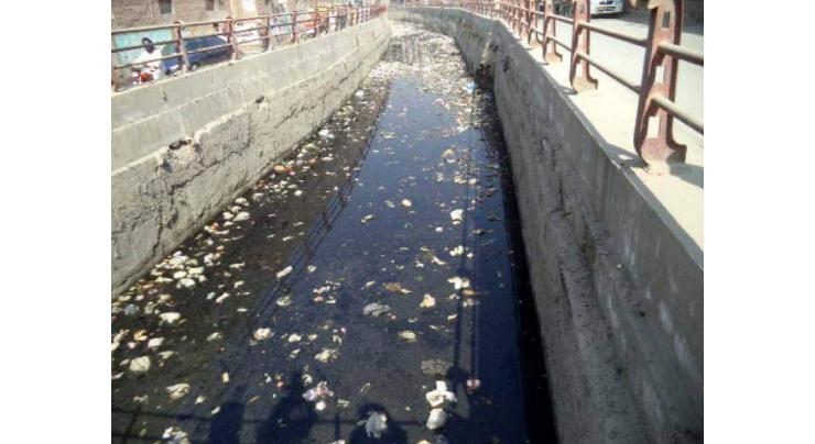 Throwing waste into canals banned in Peshawar
