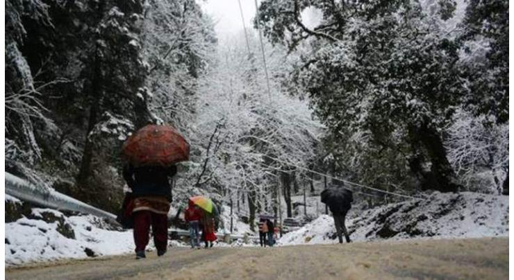 Fresh snowfall cuts off Kashmir Valley from outside world
