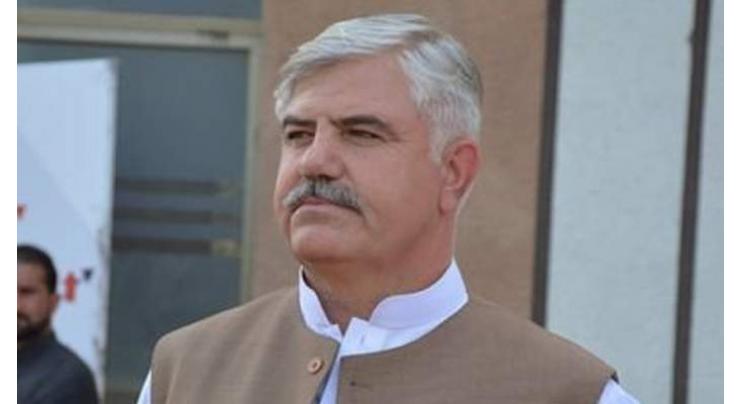 Khyber Pakhtunkhwa Chief Minister Mahmood Khan pays surprise visit to Chamkani Police Station, meets with detainees
