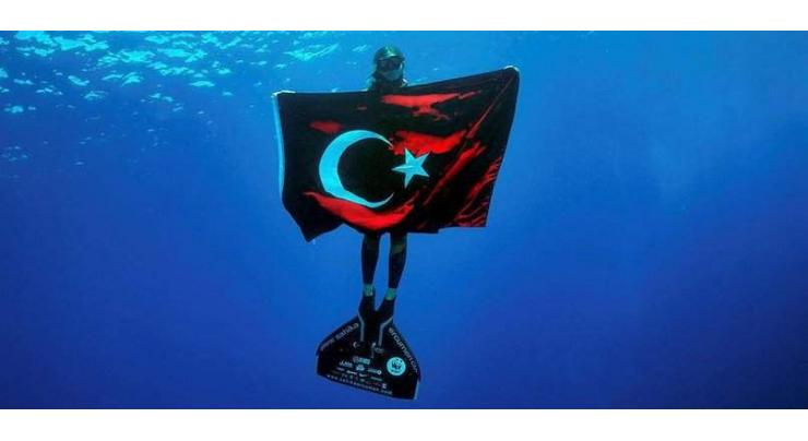 First Turkish woman to free dive in frozen continent
