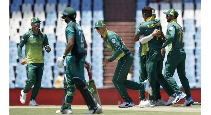 Pakistan bat in third one-day international
