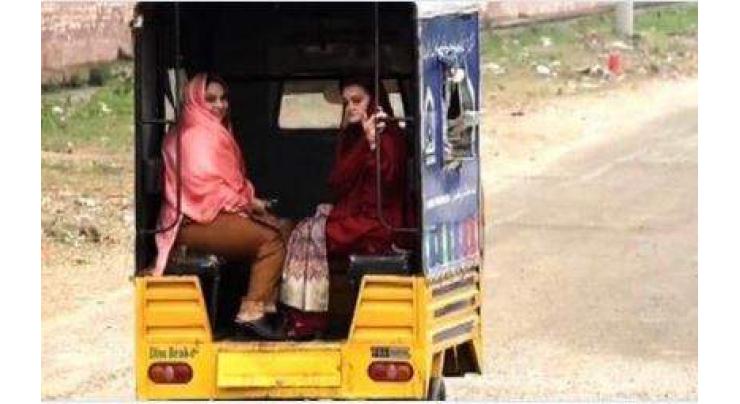 Marriyum Aurangzeb takes a rickshaw ride to meet Nawaz Sharif in jail