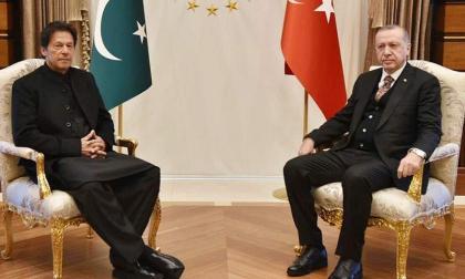 عمران خان وأردوغان يؤديان صلاة الجمعة معاً في أنقرة