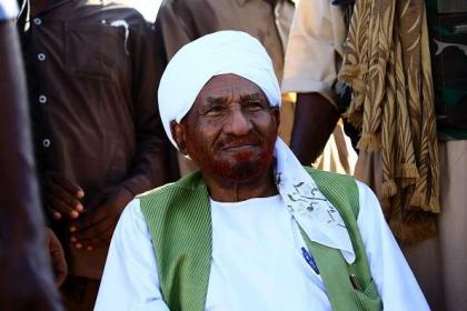 السودان : القبض علي بنت قائد المعارضة السوداني الصادق المہدي