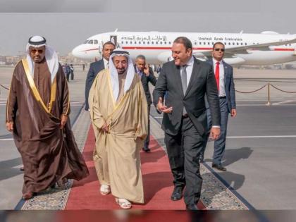 حاكم الشارقة يصل إلى القاهرة