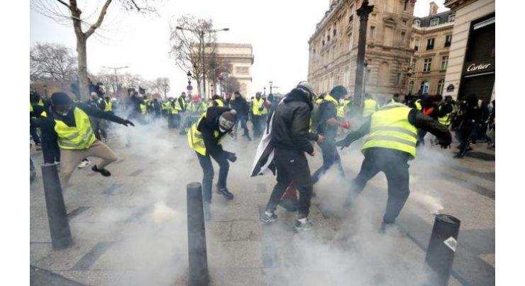 Police Use Tear Gas During Clashes With Protesters in Center of Paris