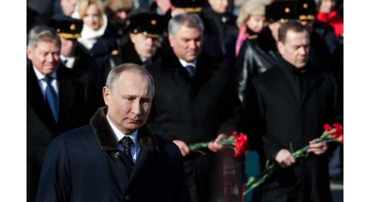 Putin Lays Wreath at Tomb of Unknown Soldier in Moscow on Defender of Fatherland Day