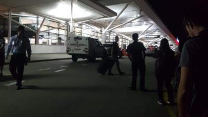 الشرطة الأسترالية توقف رجلا بمطار بريسبان بعد ادعائه حيازته قنبلة وسكينا - إعلام