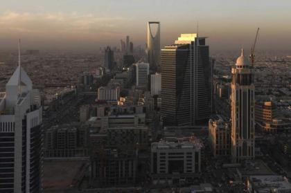 الحكومة السعودية تعتزم اقتراض نحو 31 مليار دولار لسد العجز في الموازنة العامة
