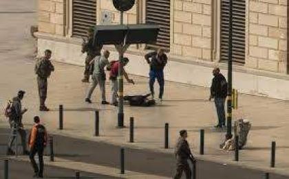 الشرطة الفرنسية تطلق النار على شخص قام بطعن اثنين من المارة في مرسيليا - إعلام