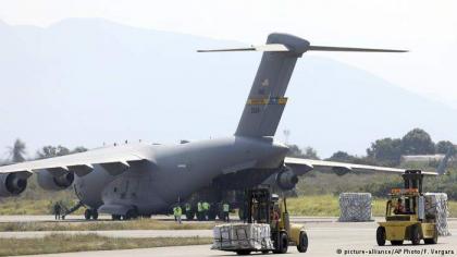 طائرة لسلاح الجو البرازيلي محملة بالمساعدة الإنسانية تصل الحدود مع فنزويلا
