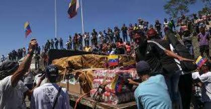 المعارضة الفنزويلية تكسر الحواجز على الحدود مع كولومبيا لفتح الطريق أمام المساعدات - إعلام