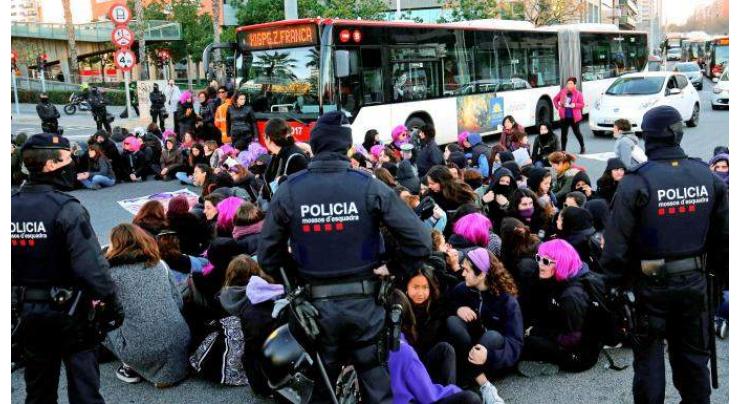 Hundreds of Female Demonstrators Block Off Traffic at Buenos Aires' Largest Street